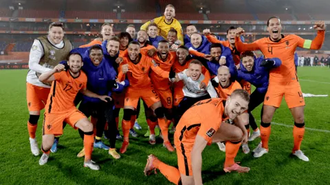 杜兰特反击单臂扣篮，詹姆斯双臂挥舞回敬